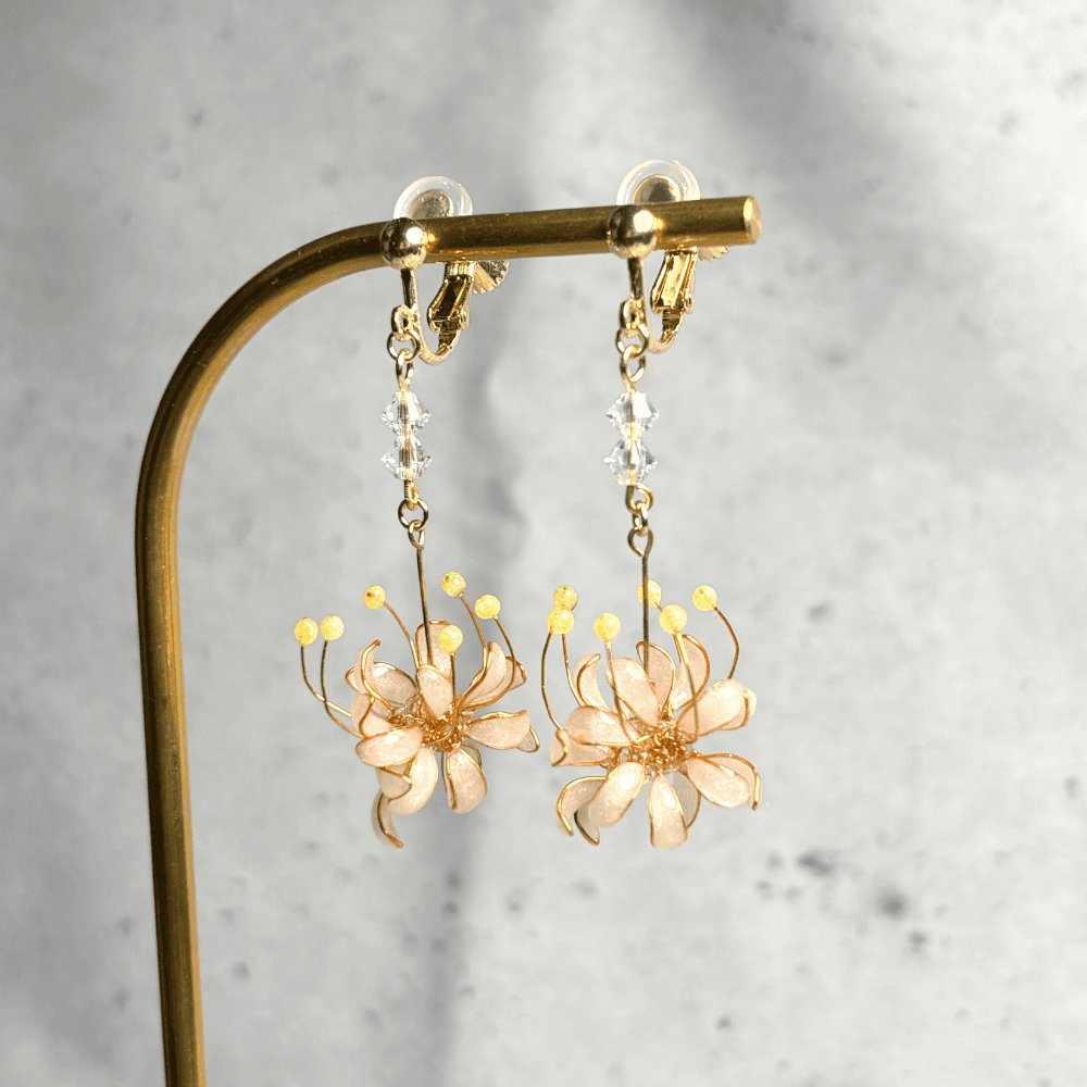 【彼岸花／曼珠沙華】イヤリング ホワイト／ニッケルフリー／白い2粒のストーン／レジン×ワイヤー／幻想的／和装／受注製作